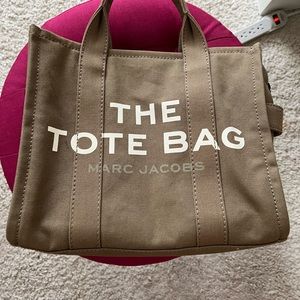 Marc Jacobs
Small Traveler Tote
Slate Green